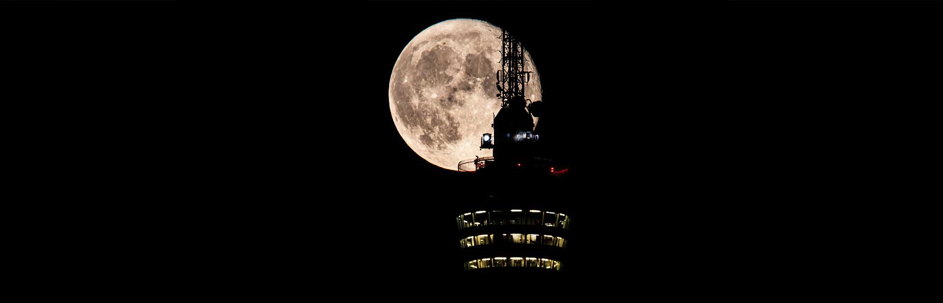 engineering-firm-54 Exeligmos: home. Blick in der Nacht auf den Fernsehturm und den Vollmond dahinter