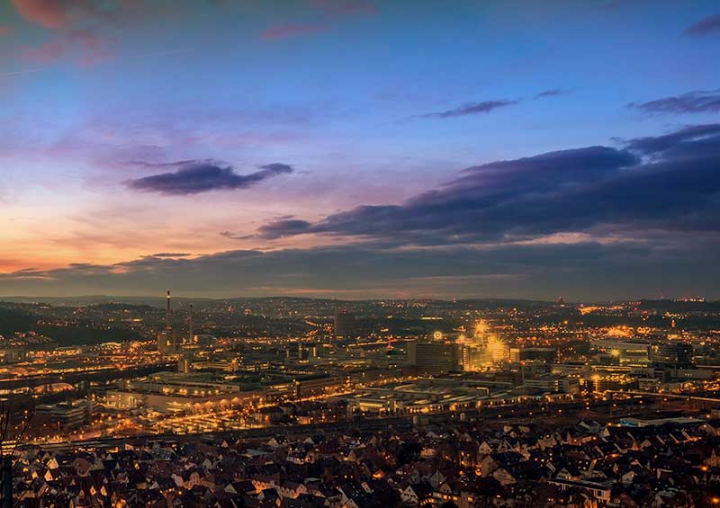 engineering-firm-38 Exeligmos: home. Header Blick über Stuttgarter Industriegebiet mit ansässigen Firmen in der Dämmerung. Metropolregion Stuttgart: hier pulsiert die Innovationskraft